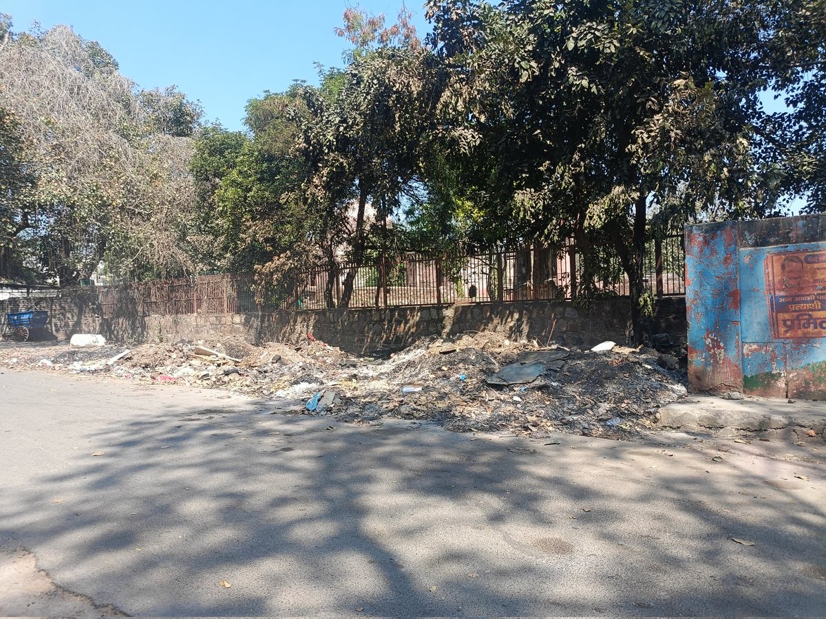 vishalll141's tweet photo. @MCD_Delhi Illegal garbage burning is happening daily at this location, creating toxic smoke and serious air pollution for hours. This is harmful for public health. Please investigate urgently and take strict action.
#DelhiPollution #GarbageBurning #CleanDelhi @CMODelhi https://t.co/T8UA24EYs5