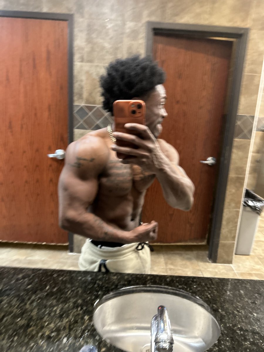 vashaund1made's tweet photo. Back & Biceps Day πͺ
No shortcuts, no excuses β just work. Let the results show. π₯
#BackAndBiceps #LetTheResultsShow #GymGrind #PullDay #StrengthTraining #FitnessMotivation #TrainHard #NoExcuses #GymLife #ProgressEveryday https://t.co/Gp0wrao8YT