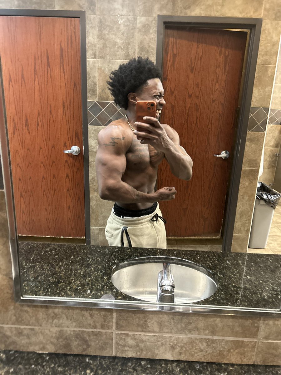 vashaund1made's tweet photo. Back & Biceps Day πͺ
No shortcuts, no excuses β just work. Let the results show. π₯
#BackAndBiceps #LetTheResultsShow #GymGrind #PullDay #StrengthTraining #FitnessMotivation #TrainHard #NoExcuses #GymLife #ProgressEveryday https://t.co/Gp0wrao8YT
