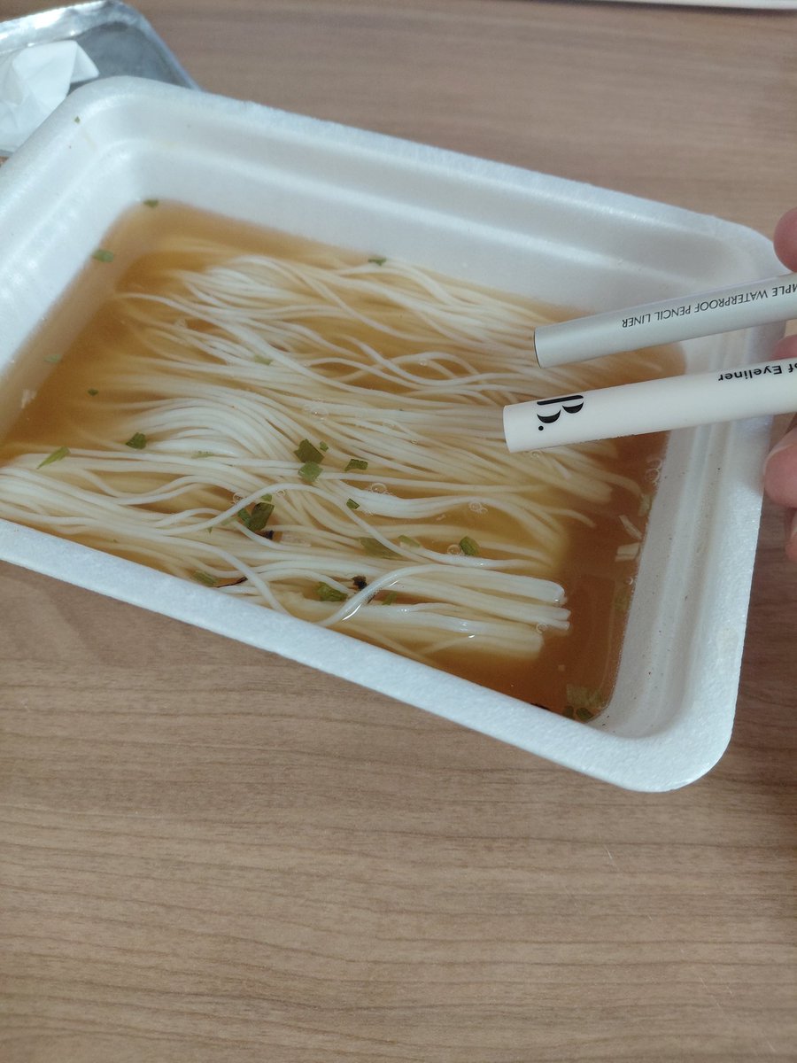 기숙사생들 나무젓가락 챙기세요