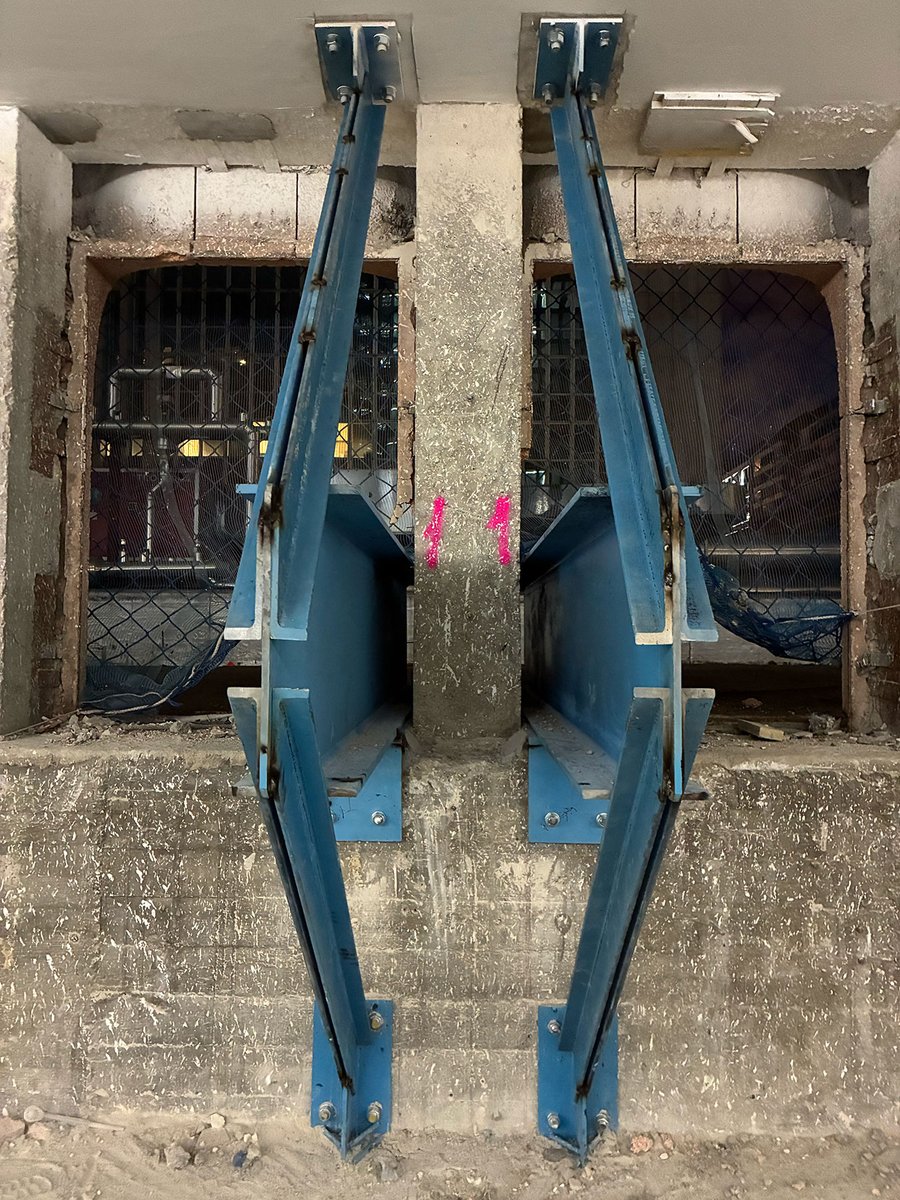 _Betazul_'s tweet photo. Para la rehabilitación de la estructura de un edificio de oficinas de Madrid, hemos diseñado e instalado una estructura auxiliar provisional para desviar el efecto de las acciones provenientes de los andamios de la fachada.
#estructuras #refuerzo #reparación #rehabilitación https://t.co/rdEKNVSNpj