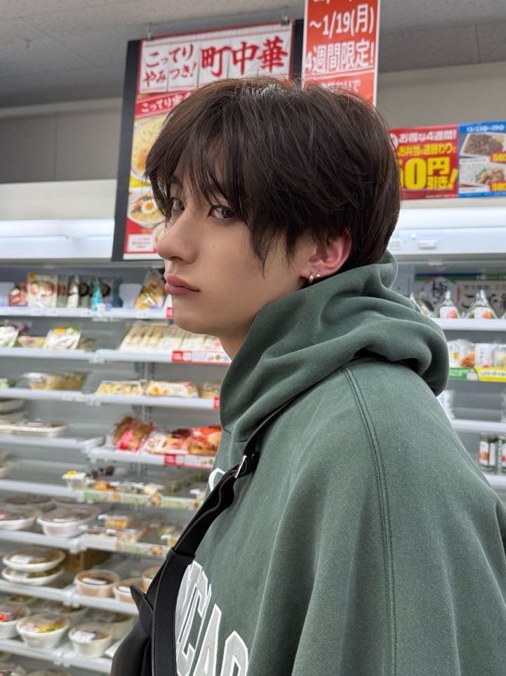 หน้าบึ้งอีกแล้ว งอนอะไรเค้าอีกล่ะอ้วน

ก็ที่รักบอกให้เค้าซื้อขนมแค่ถุงเดียว แถมยังเป็นถุง5บาทด้วย ที่รักก็รู้ว่าเค้ากินไม่อิ่มยังจะชอบแกล้งเค้าอีก