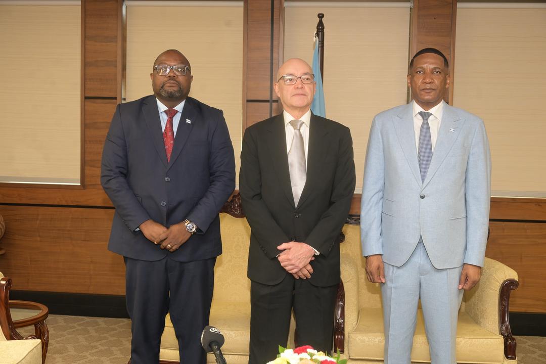 embpanamazaf's tweet photo. During a recent visit to Bostwana H.E. Rodrigo Chiari presented letters of credence to its president, Advocate Duma G. Boko. During the ceremony, important bilateral issues for both nations, were discussed. https://t.co/OVfqLRNSca