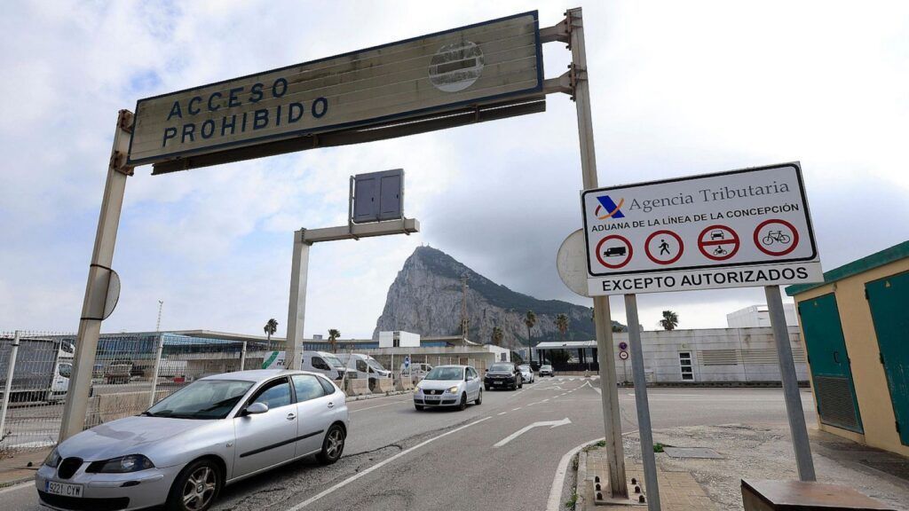 3linconformista's tweet photo. Adiós a la verja de Gibraltar: España y Reino Unido sellan el fin de una frontera histórica y cambia la vida de miles de trabajadores https://t.co/axUQyGD69k https://t.co/0xTV2u99tW