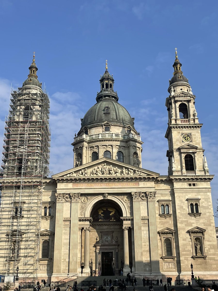 Mp97440's tweet image. 📸 Basilique Saint-Étienne (96m de haut) - XIXe s - qui abrite la main du 1er roi de Hongrie, Etienne Ier (975-1038)
📸 Musée des Beaux-Arts 
📸 Bastion des pêcheurs sur la colline de Buda avec l’église Mathias, lieu des couronnements royaux
📍Budapest
#day4 🇭🇺