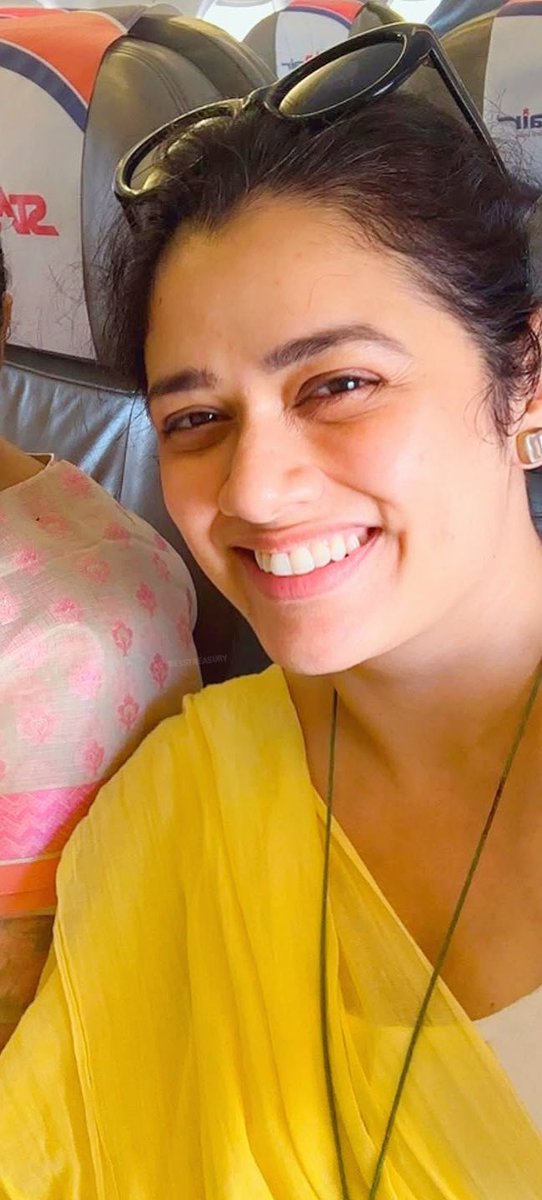 " बस मुस्कुराते रहिये  ,
      जिंदगी वैसे भी इम्तिहानों की महफिल है हसीन खूब !!