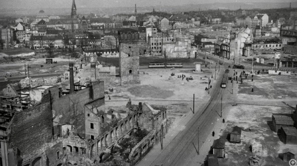 Im Gedenken an die unschuldigen Opfer, durch alliierte Bomber, am 3.03. und beim Hauptangriff vom 5. zum 6.03.1945 auf Chemnitz.
In dieser Nacht wurden rund 800t Minenbomben, dann 850t Brandbomben und schließlich 1.112t Sprengbomben abgeworfen.
80% der Innenstadt wurden zerstört!