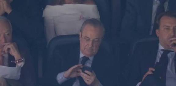 Como los silbidos al del palco le entran por un oído y le salen por el otro, esto es lo único que realmente le obligaría a responder y a tomar medidas. Si seguimos pagando la entrada al circo, no esperemos que los payasos cambien de número.