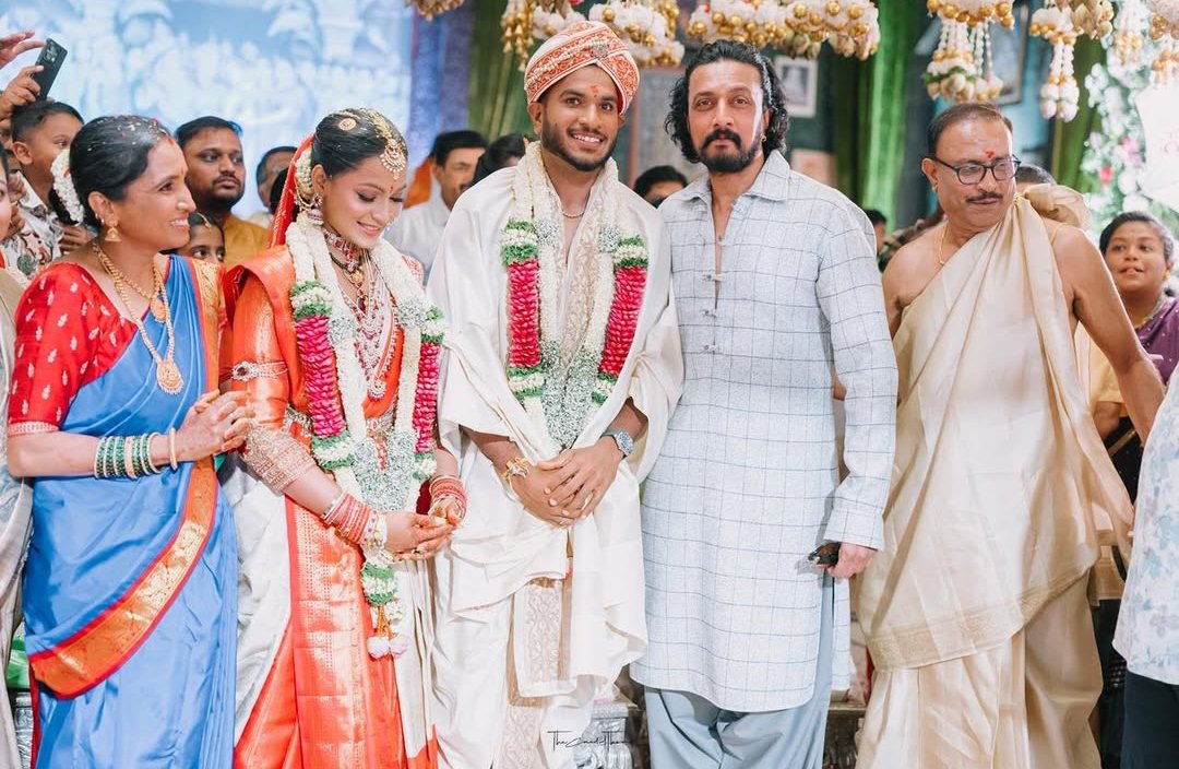 Team_KHJ_'s tweet image. Exclusive 🔥

Indian Cricketer and RCB Player @VyshakVijay31 
ties the knot on today.the event was also Graced by Kannada Super Star @KicchaSudeep 👑🌟

Congratulations Sir &amp;amp; Best Wishes From K Fans

#KicchaSudeep #VyshakVijay #RCB #BRBFirstBlood #Kiccha48