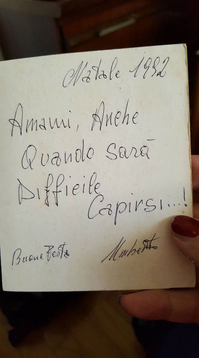 Ogni volta che vedo questo biglietto che scrisse mio papà a mia mamma mi commuovo.
Erano diversi come il giorno e la notte ma sono stati insieme fino alla morte di mio papà per 52 anni.
Quando lei si ammalò  tanti anni fa lui (che non rinunciava mai ad un paio di sere al bar)