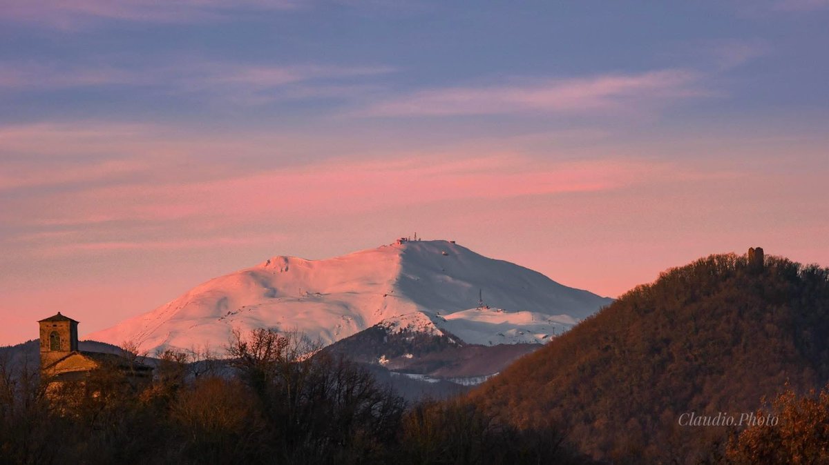 ModenaDintorni's tweet photo. La chiesa di Sassoguidano e la Torre di Gaiato ammirano l’alba che illumina il Monte Cimone 😍

Ph Claudio Ferrari https://t.co/YcttqAfxoB