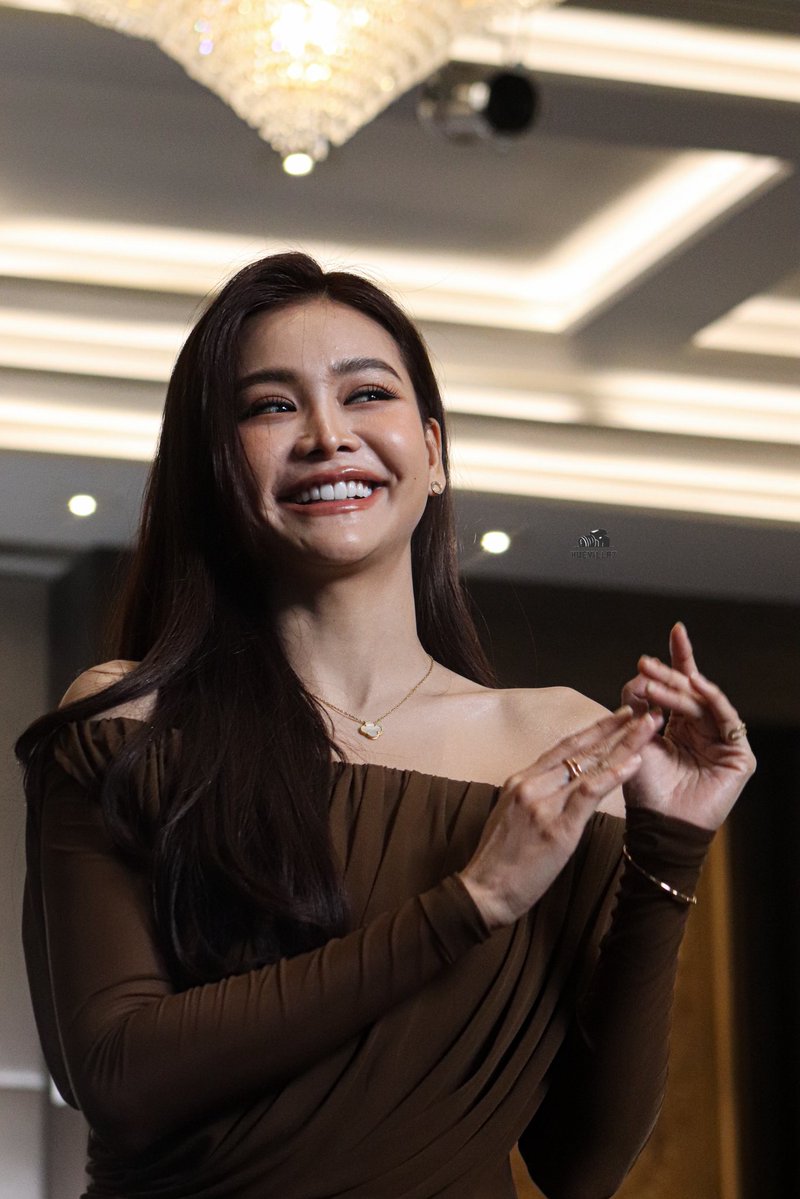 Engfa Dracula Waraha with her dimples 🧛‍♀️😂
No arguments, P’Fah—you’re officially a vampire. Time doesn’t even dare touch you! 😂🧛‍♀️💥
P’Fah, am I right? 👍😁🧐

ALLAROUND SENSATION ENGFA05
#อิงฟ้ามหาชน #อิงฟ้าวราหะ 
#EngfaWaraha <a href="/EWaraha/">Engfa Waraha (ตัวจริง)</a>