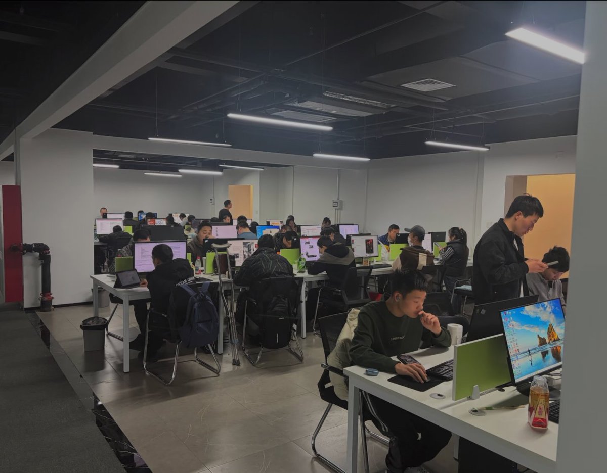 【AI 搞钱赛道】
1 个视频十几分钟生成，团队每天产出几十到上百条内容，单月变现百万。

很多团队扎根在“AI漫剧”赛道，从不发声，偷偷搞钱。

员工用AI 文生图 → 图生视频 → 生成漫剧，批量发到红果等平台赚分成。

这已经是一个成熟产业链了，但大部分人连这个行业都没听过。