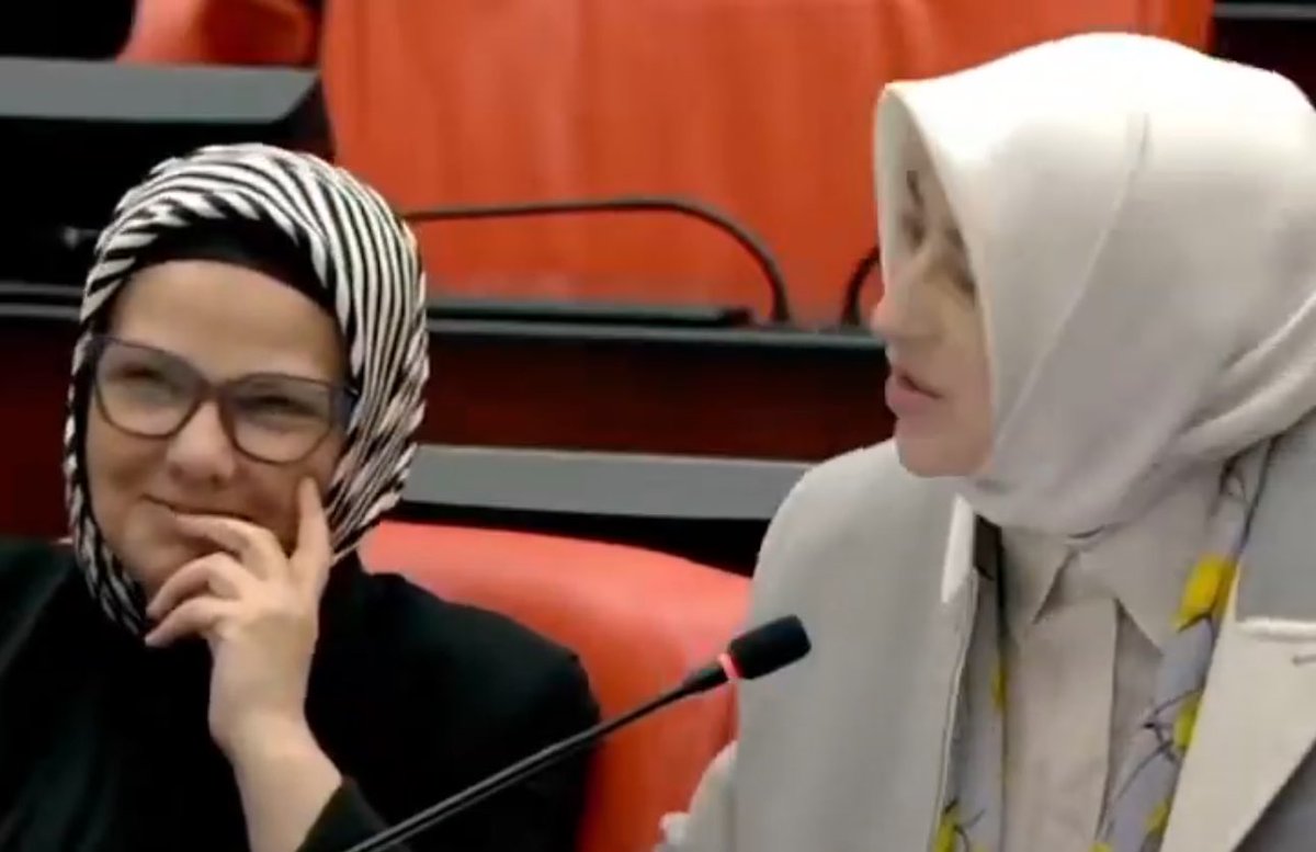 Soldakinin iç sesi:
“Kız Özlem, ne abarttın ya! Peynir ekmekle idare ediyorum falan… İyisin valla bu işte. Seni tanımasam ben bile inanacağım neredeyse. 💭 Acaba akşam iftarda ne var ? Bizim aşçılara söylesek de bir Wagyu atsalar ızgaraya…”

GÜNAYDIN ÜLKEM GÜNAYDIN. Uyananlar