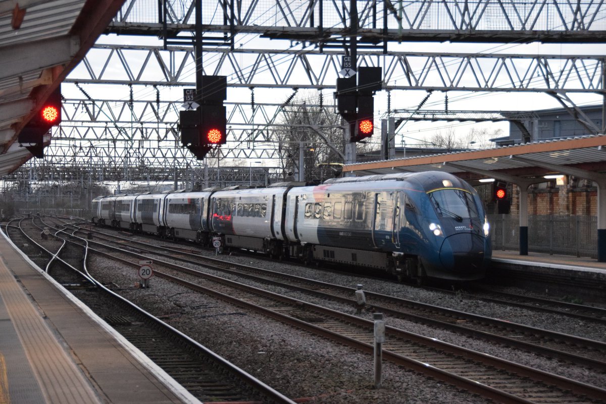SteelCityDog_'s tweet image. A quick stopover in Crewe between loco hauled services sees @AvantiWestCoast Class 807 'Evero' 807006 arrive with a train for London Euston. 

#Class807 #WestCoastMainline #AvantiWestCoast