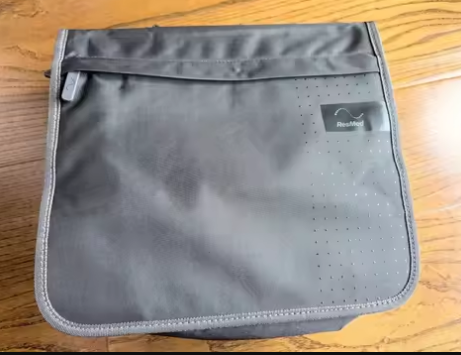 Lilith_Lyss's tweet photo. 1 pregunta para personal de ambulancias y urgencias. es una molestia llevar una mochila o maleta pequeña y el estuche de la cpap para una situación de urgencias que puede o no terminar en hospitalización? En el caso de la maleta , el maletín de cpap iría dentro. https://t.co/8XQLCpOTo8