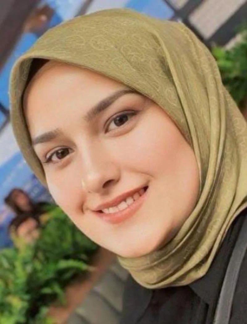 onedio's tweet photo. 2 yıl önce 25 yaşındaki eski eşi Bahriye Kalaycı'yı 55 bıçak darbesiyle öldüren Fatih Uluşan, ağırlaştırılmış ömür boyu hapis cezasına çarptırıldı. https://t.co/f2cyRCLCea