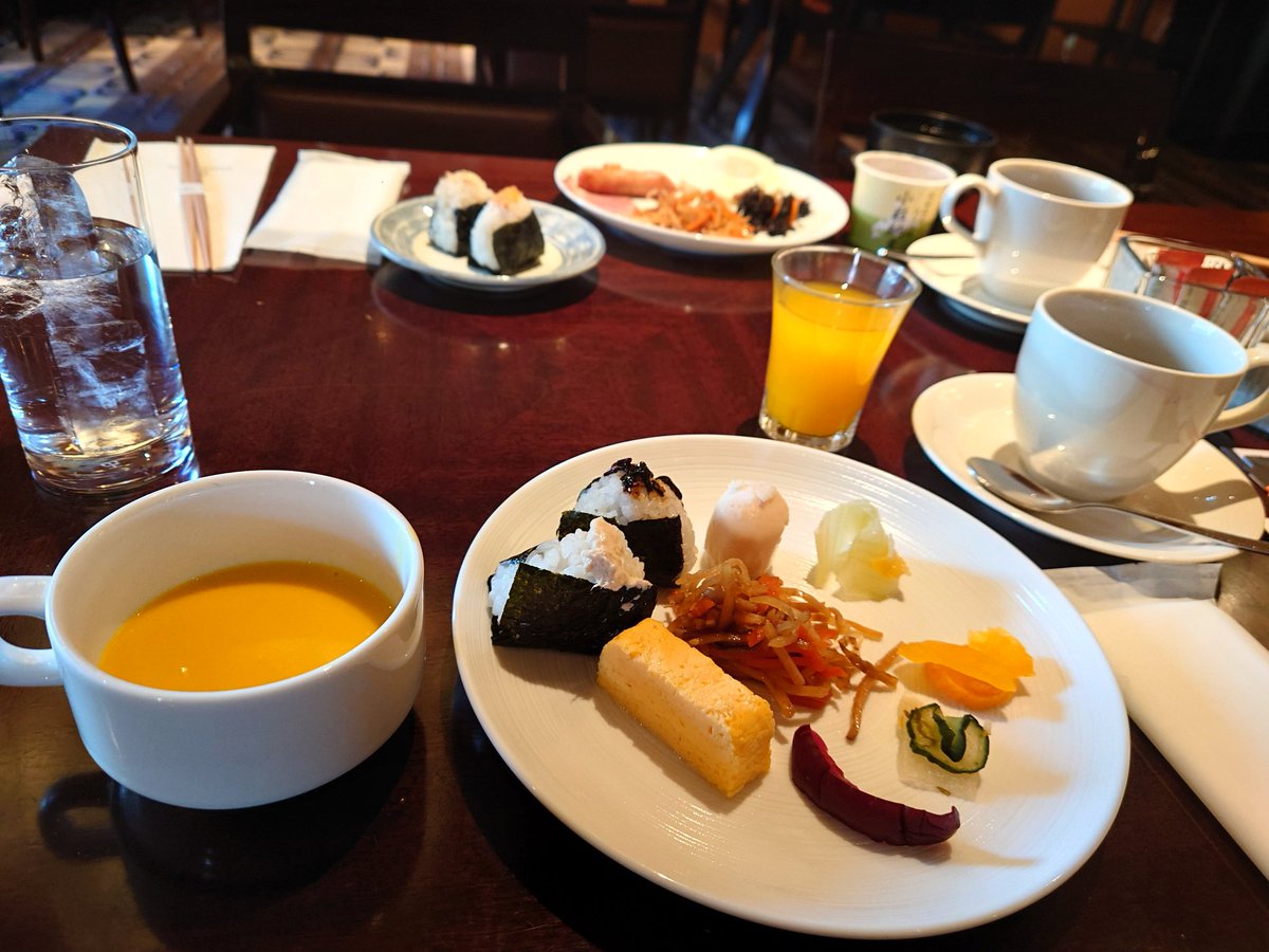 py61260381's tweet photo. シェラトン大阪
朝食
小さいおにぎり食べやすい
フレッシュオレンジジュース
かぼちゃスープ https://t.co/nQt5oJqZr0