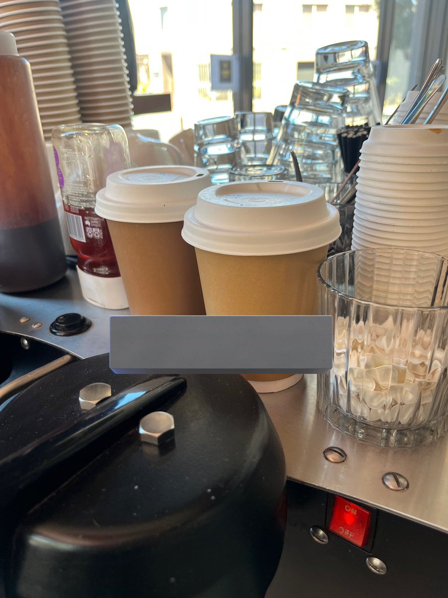 호주 워홀 바리스타 하고싶으신 레이디들!! 
한국 커피랑 호주커피 진짜 아에 다르니까 족금 공부하고 오셔요!!

저는 족금 불안해서 호주 워홀 바리스타 학원 다녔는데 제 인생 최고의 투자엿서요.................
왜냐면 비행기 내린지 6시간만에 일을 시작했거던요..🤗

호주 카페 도켓한번