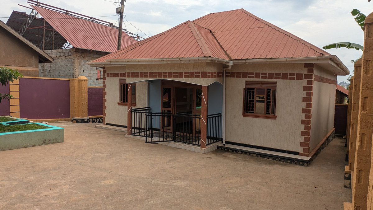 SherifSuda's tweet image. 😊 Nansana Nsumbi House! 🌳
🏠 2 beds, 3 bathrooms, classy master, open kitchen
💡 Modern lighting,well-finished
📍 Near tarmac, big land, 170M
📱 0702350417/0766619979 #Nansana #HouseForSale #househunting #propertyforsale #realestate #realtor #residentialproperty #InteriorDesign