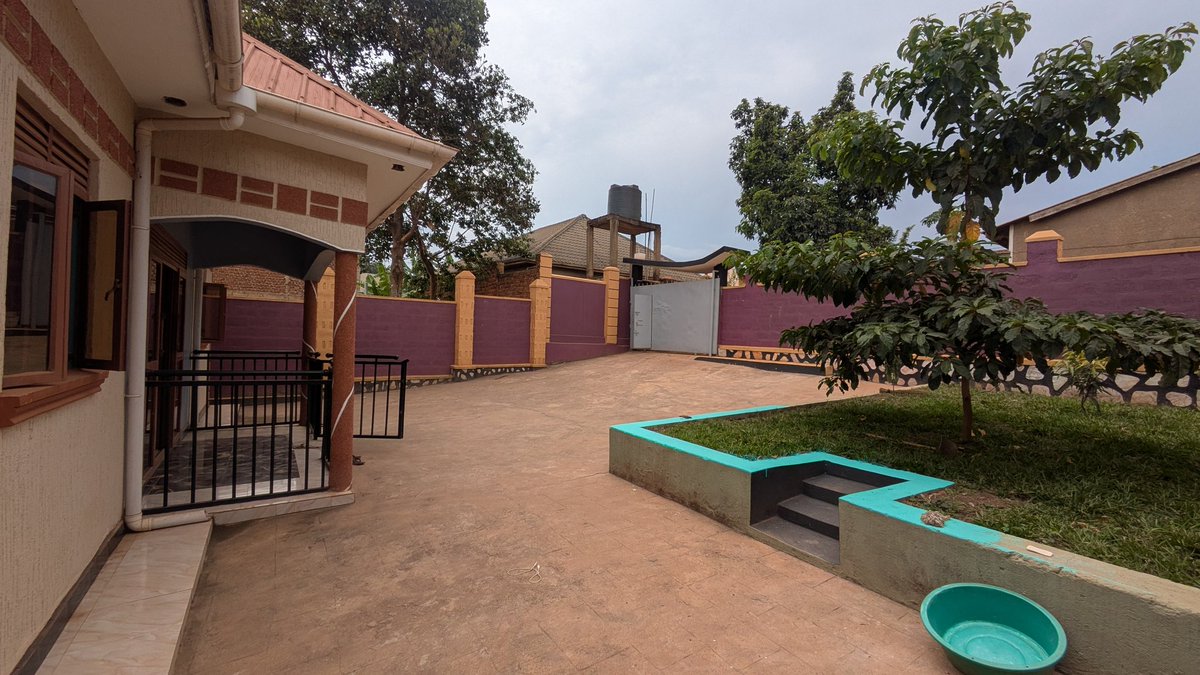 SherifSuda's tweet image. 😊 Nansana Nsumbi House! 🌳
🏠 2 beds, 3 bathrooms, classy master, open kitchen
💡 Modern lighting,well-finished
📍 Near tarmac, big land, 170M
📱 0702350417/0766619979 #Nansana #HouseForSale #househunting #propertyforsale #realestate #realtor #residentialproperty #InteriorDesign