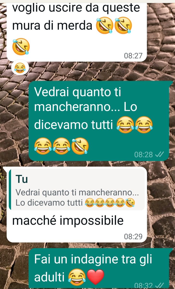 Ultimo anno di scuola superiore... Non ne può più 😂😂😂 
Non sa cosa gli aspetta fuori 💪🏼💕