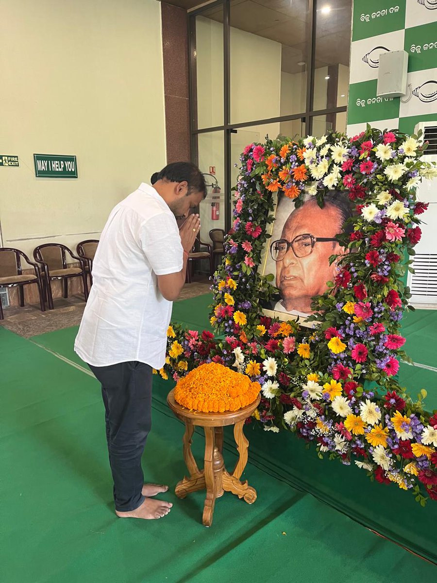 btushar02's tweet photo. ମହାନ ଜନନାୟକ, କୋଟି କୋଟି ଓଡ଼ିଆଙ୍କ ହୃଦୟର ସମ୍ରାଟ, ନୂଆ ଓଡିଶାର ବିଶ୍ୱକର୍ମା ତଥା ପ୍ରବାଦ ପୁରୁଷ ଉତ୍କଳର ବରପୁତ୍ର ସ୍ବର୍ଗତଃ ବିଜୁ ପଟ୍ଟନାୟକଙ୍କ ୧୧୦ତମ ଜନ୍ମଜୟନ୍ତୀ ଅବସରରେ ଶଙ୍ଖ ଭବନ ଠାରେ ଆୟୋଜିତ ରାଜ୍ୟସ୍ତରୀୟ ଜୟନ୍ତୀରେ ଉପସ୍ଥିତ ରହି ମୋର ବିନମ୍ର ଶ୍ରଦ୍ଧାଞ୍ଜଳି ଅର୍ପଣ କଲି l https://t.co/lDUdMUkIs5