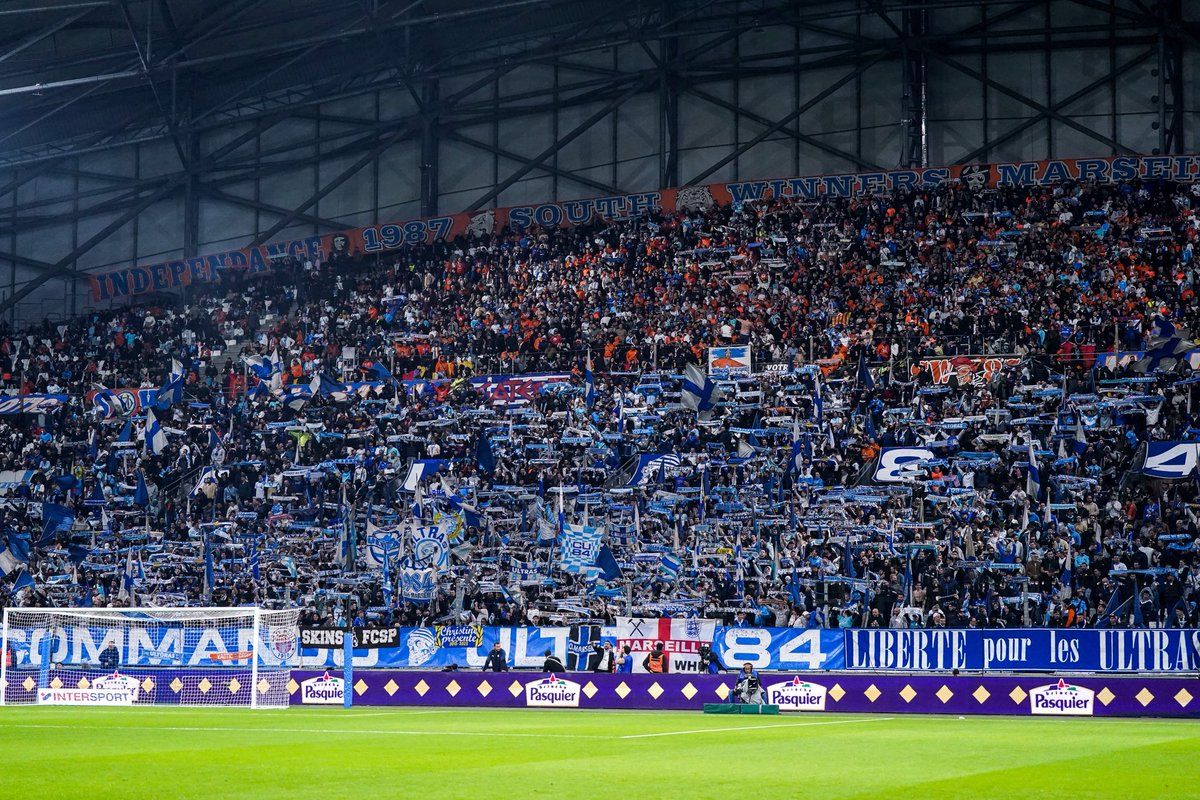 _BeFootball's tweet photo. 🚨🚨 𝗟𝗘 𝗚𝗥𝗢𝗨𝗣𝗘 𝗠𝗔𝗥𝗦𝗘𝗜𝗟𝗟𝗔𝗜𝗦 𝗔 𝗥𝗘𝗚𝗔𝗚𝗡𝗘́ 𝗟𝗘𝗦 𝗩𝗘𝗦𝗧𝗜𝗔𝗜𝗥𝗘𝗦 𝗦𝗢𝗨𝗦 𝗟𝗘𝗦 𝗜𝗡𝗦𝗨𝗟𝗧𝗘𝗦 𝗛𝗜𝗘𝗥 𝗦𝗢𝗜𝗥. 🤬🤬

Ils ont été visés par des fumigènes et ont évité de se rapprocher des filets où de nombreux supporters se massaient.

(@lequipe) https://t.co/RlYmOo6RDp