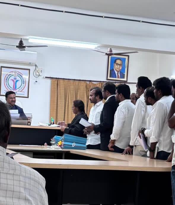 Ambedhkar331's tweet photo. మానవ హక్కుల కమీషన్ ఛైర్మన్ షమీమ్ అక్తర్ గారిని కలిసి representation ఇచ్చిన డా. విశారదన్ మహారాజ్...
#2monthschild
#Nagarkurnoolincident
#kummera
#చాకలిమౌనికహత్య
#Casteatrocities
#Telangana
#BCSCSTJAC https://t.co/iL7BxrmNq5