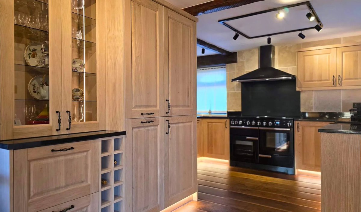 Our project in Huddersfield is a prime example of our expertise in solid wood kitchens, where every element has been meticulously planned, expertly built, and flawlessly installed. Oak kitchen furniture to sleek granite worktops, this premium renovation
jsdeco.co.uk/luxury-solid-o…