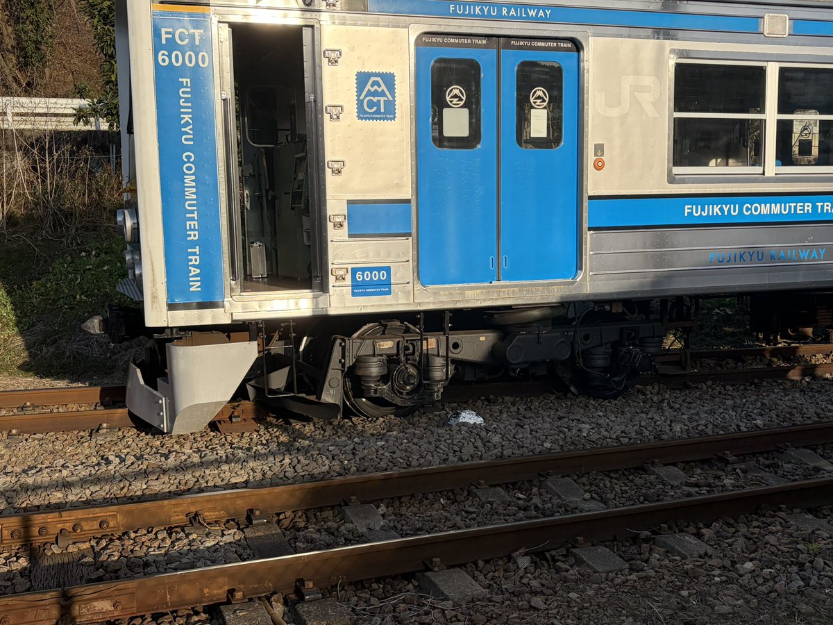 kokoro_peto's tweet photo. 当該6002編成
運転台の下だけ脱輪してる状態でした。
#富士急行線 https://t.co/CdSCQNJ2Dr