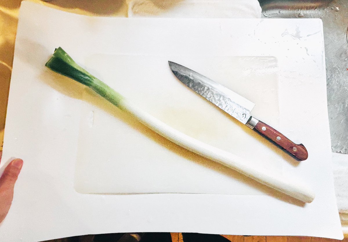 まな板から野菜がはみ出るの地味にストレスだったので、ホームセンターでOPPクラフトシート買って特大まな板シート作った🙌快適すぎる😭✨