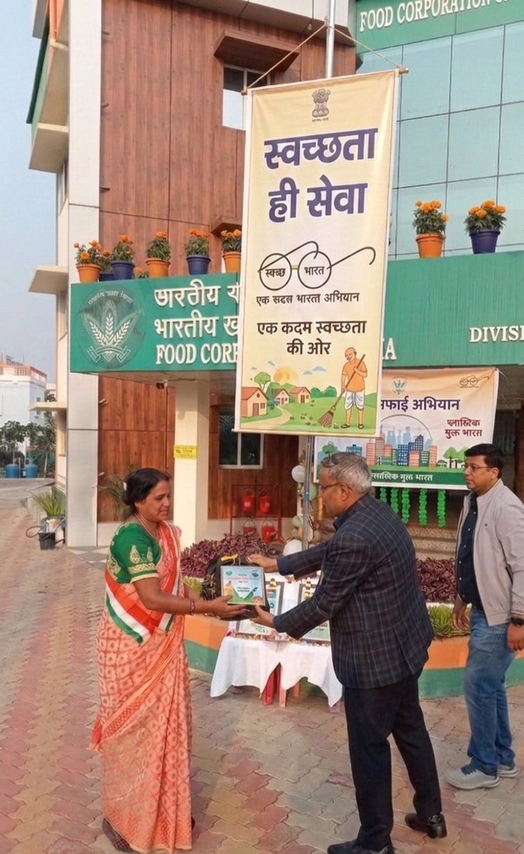 Saluting the dedication behind a cleaner tomorrow.
Felicitation of  our Safai Workers by Divisional Manager Agartala for their invaluable contribution to the Swachh Bharat mission. 🧹🇮🇳 <a href="/fci_ne/">Food Corporation of India, Zonal Office(NE)</a> <a href="/FCI_India/">Food Corporation of India</a> <a href="/fci_nef/">Food Corporation of India NEF Region</a>