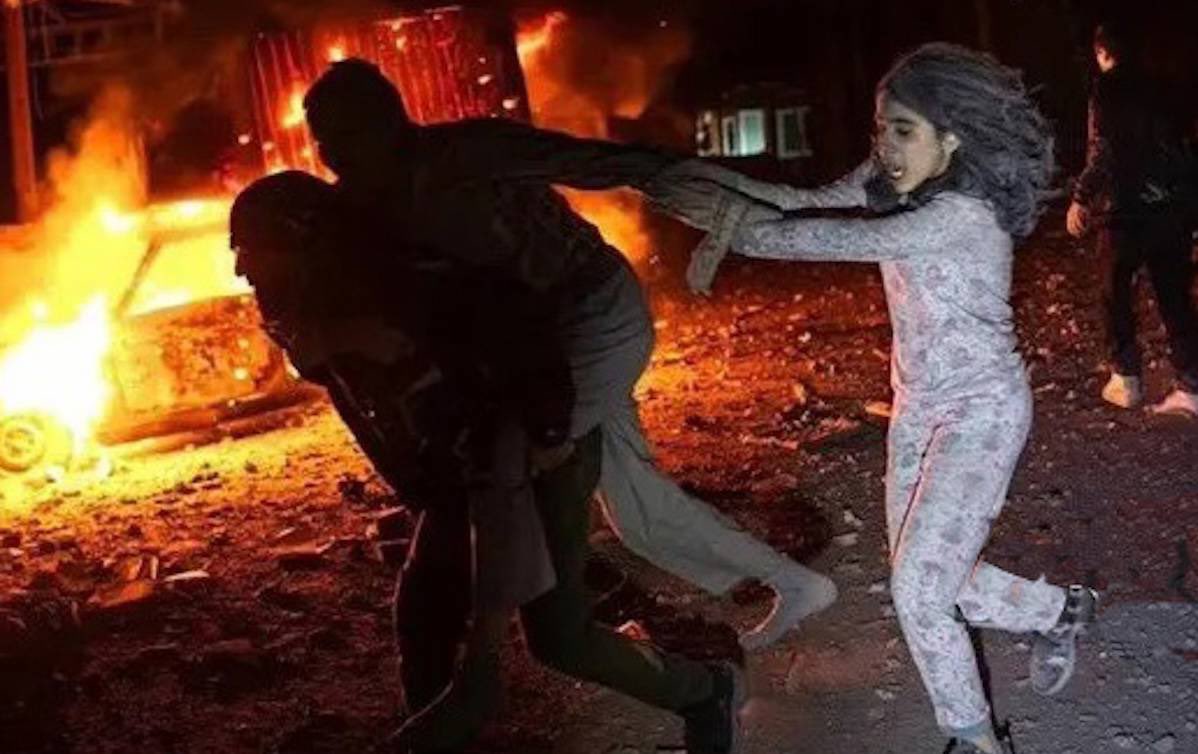 Hepsi yalan ama savaş gerçek...
İkinci kez iktidara gelirken durmadan "barış"tan söz eden ve "barış ödülleri" hayal ederek eğlenen Trump'ın şimdiki hâllerine bakın...
sabah.com.tr/yazarlar/babao…