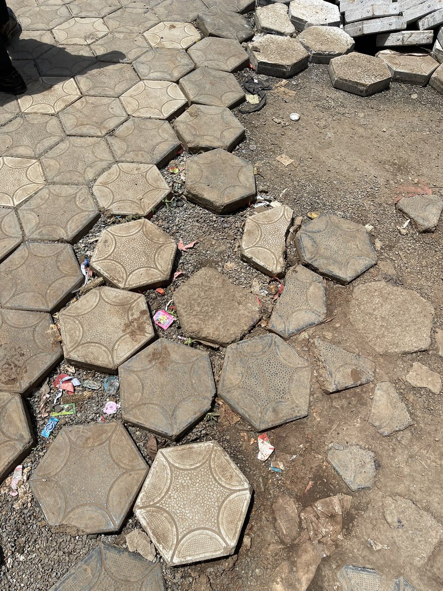 WillieOeba's tweet photo. Hapa Nairobi kunakuwanga na Mchezo ya Cabros
They get loosely placed kwa finish line ndio zitoke after one year Sakaja a “Install” zingine https://t.co/DVuHzaEYCO