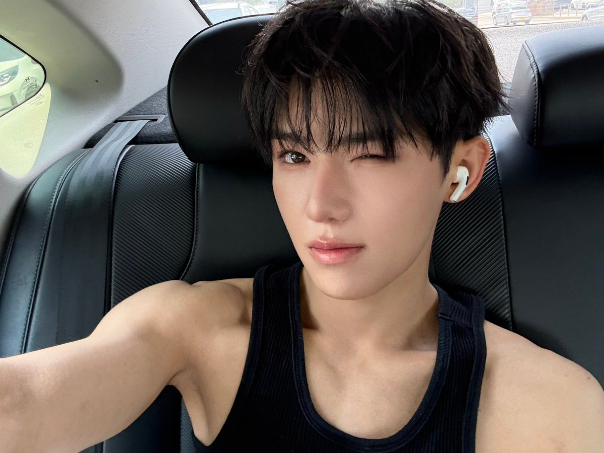 hongji_21's tweet photo. MANN TF HE IS SO FUCKING ATTRACTIVE https://t.co/cPdbK9Oiae