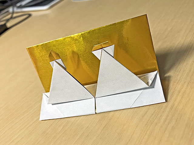 通常色の紙では完成まで折りましたが、金は屏風を折らずに終了。折り紙を買うと１枚ずつ入っている金銀、皺（製作途中で生じた折れ線）が目立って醜いので子供の頃は使わずに捨ててた記憶があります。