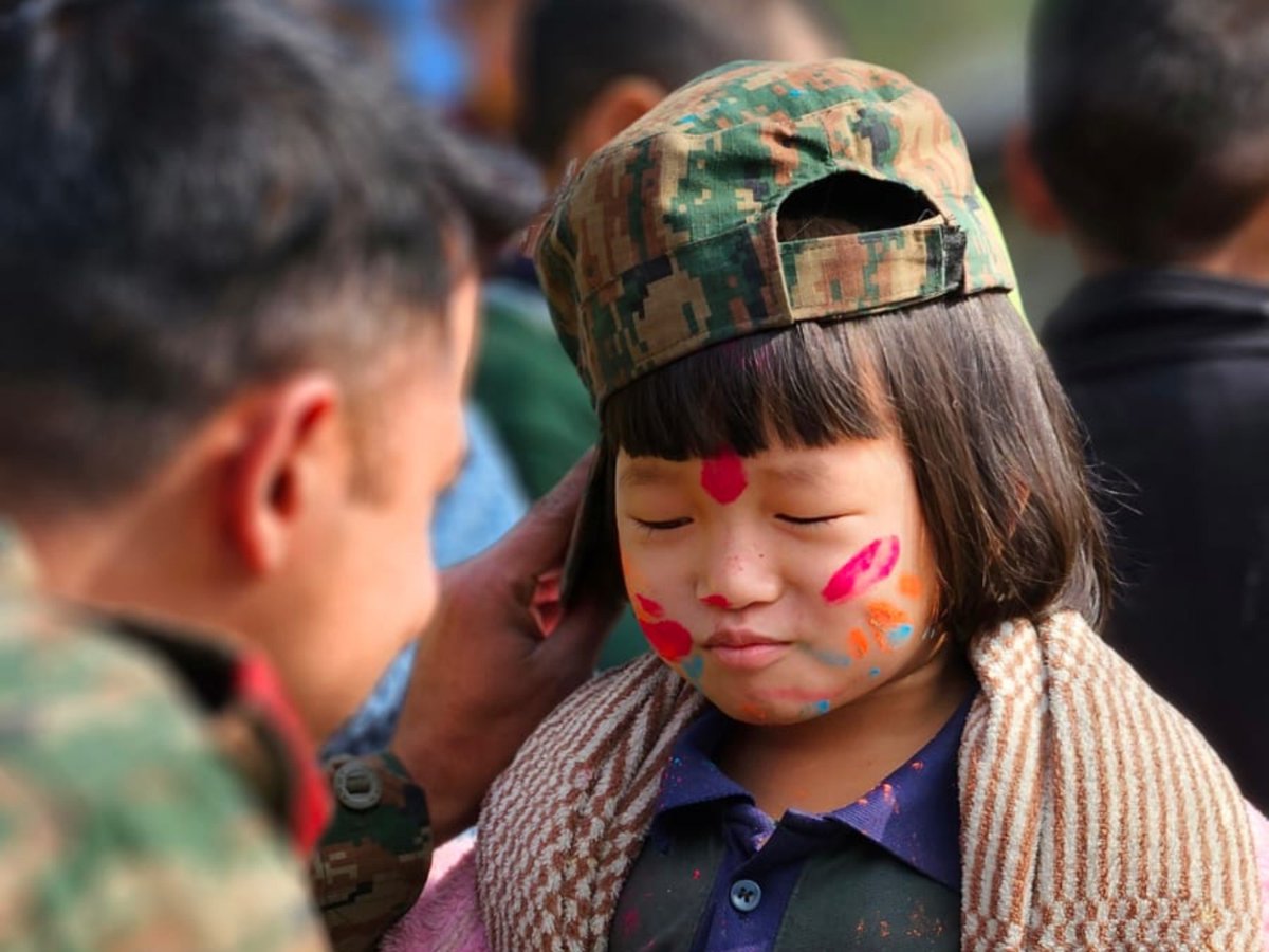 ManipurRising's tweet photo. Colours of Holi, colours of unity.
#AssamRifles &amp; #IndianArmy celebrated Holi with Meira Paibis at Pallel, #Manipur, turning the festival into a moment of warmth, respect &amp; shared traditions.
Such gestures strengthen trust &amp; deepen the bond between soldiers &amp; communities.
#Unity https://t.co/sASuz9lJqC