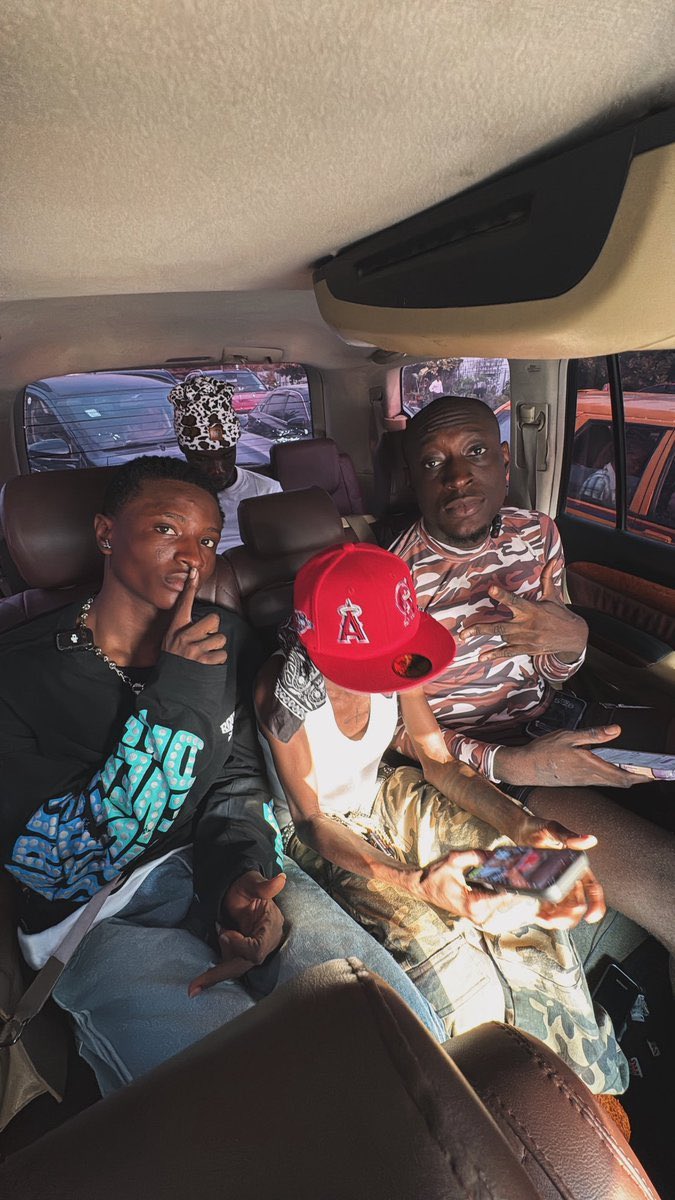 DailyObserverNG's tweet image. Chaos in Sango Ota as Carter Efe and Kolo former signee of portable pays portable a surprise visit

kolus intent was to make things right with portable but portable rather called his street boys on them and later arrested them with the police
#portable #carterefe