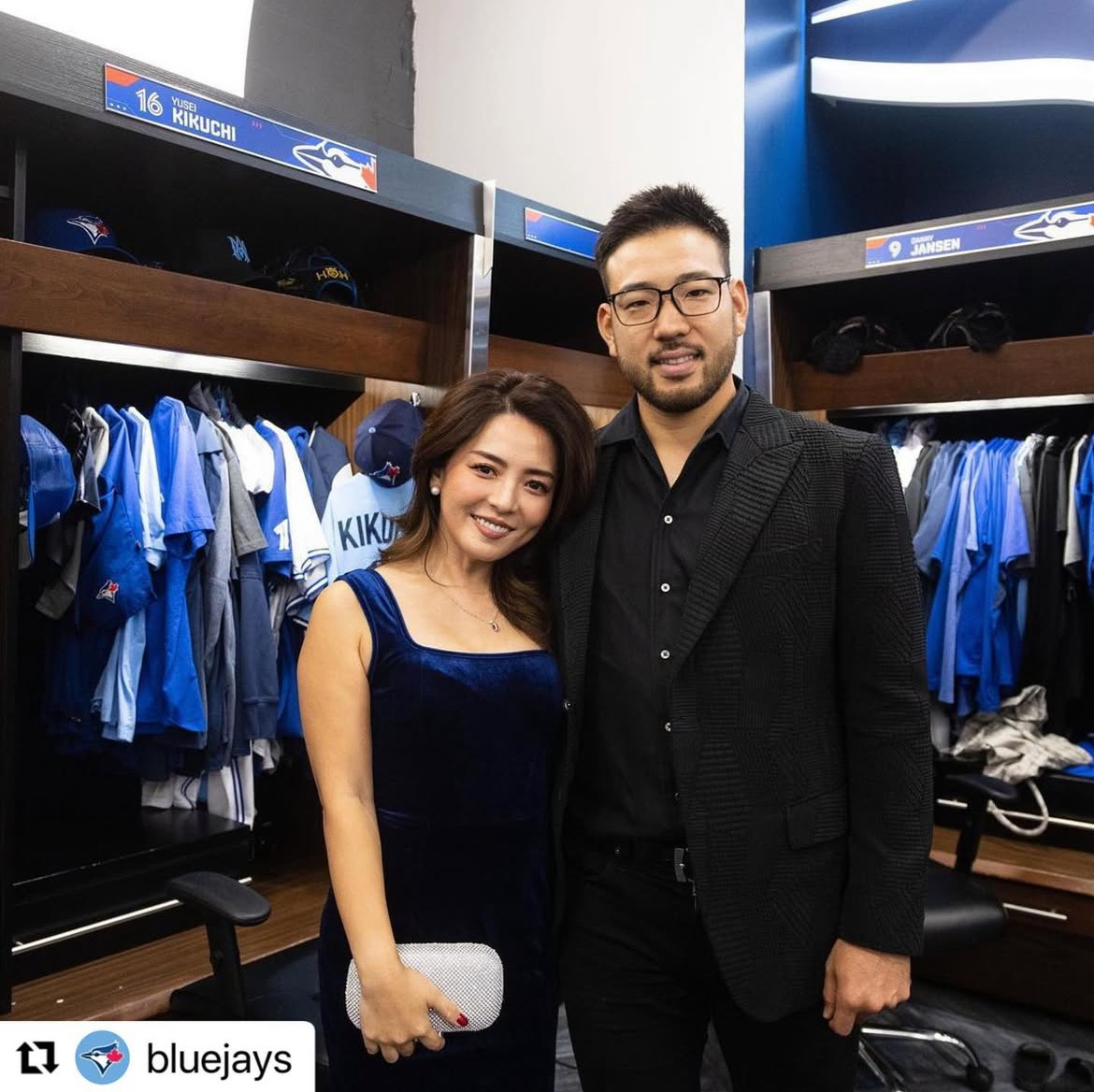 minatoku_benjo's tweet photo. ほんっっっっっとに全員美しすぎてビビる。

①大谷翔平選手と奥さん
②吉田正尚選手と奥さん
③鈴木誠也選手と奥さん
④菊池雄星選手と奥さん

えげつないぐらい全員の嫁さん美人。 https://t.co/sOjjt0DOCR