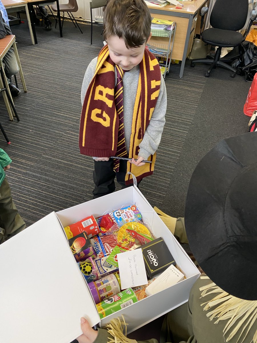 HillingtonPS's tweet photo. Congratulations to the P1 lucky winner of our ⁦@HPParentCouncil⁩ raffle World Book Day mystery box!  📖 📖 📖 ⁦⁦@WorldBookDayUK⁩ 🙌👏🏽🙌👏🏽🙌 https://t.co/dLQ2R32YAy