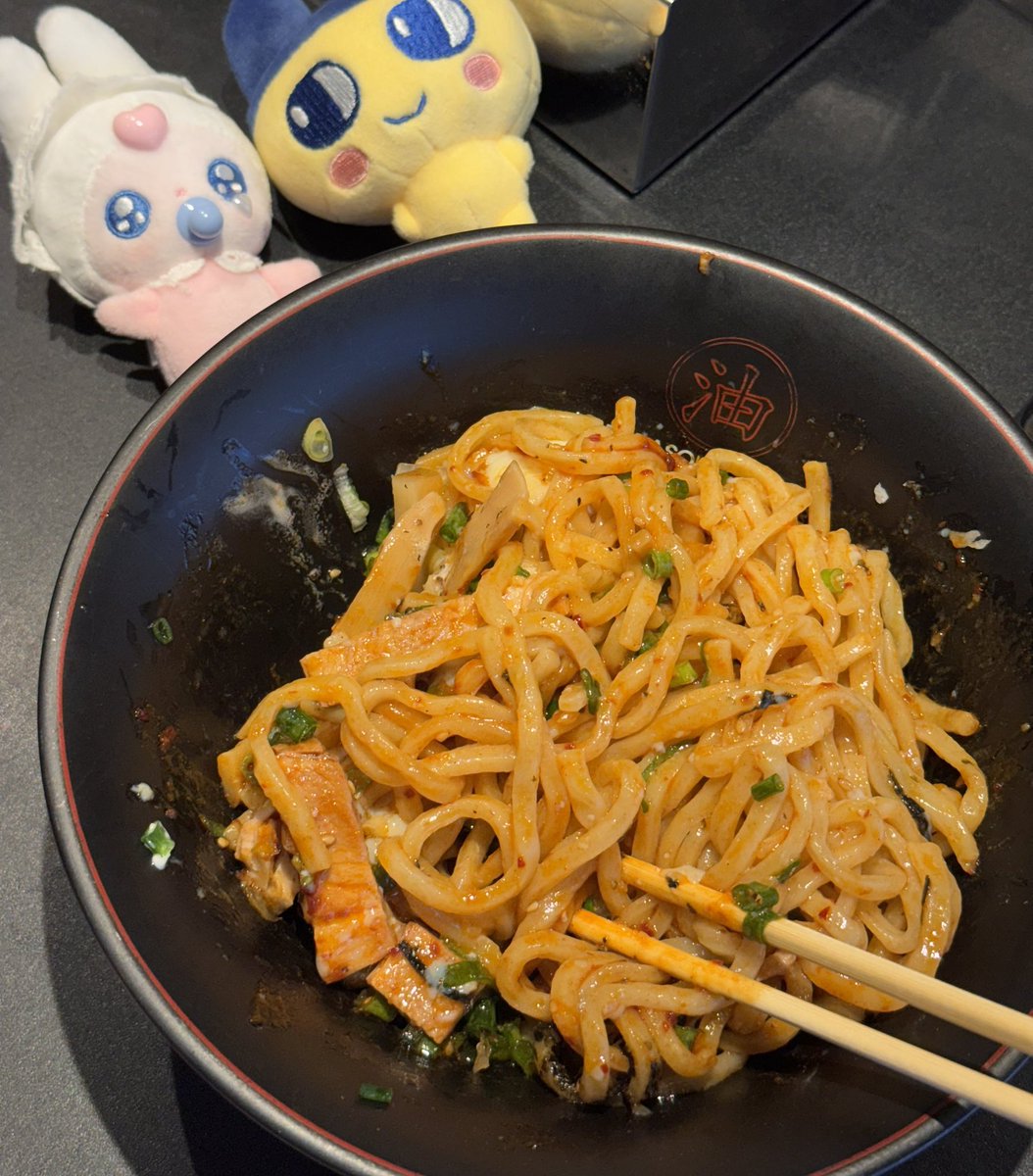 อาบูระโซบะที่ซองชานแนะนำอึนซอก ⭐️⭐️⭐️ ร้านเปิดเพลงน้องข้าวฉ่าม รสชาติเข้มนัวทุกคำ(ยอมจ้อกที่กินบ่อยๆได้) พอชั่นใหญ่ ใส่พริกแบบอึนซอกแล้วหอมมาก อร่อยสำหรับนี่ เรื่องของกินไว้ใจยองวอนได้จริงๆ 😋😋