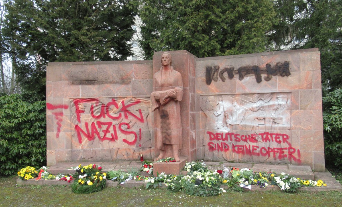 Das Denkmal, das an die Opfer der Luftangriffe auf Chemnitz 1945 erinnert, wurde in den letzten Jahren mehrfach geschändet. Warum man sich als Nazi beschimpfen lassen muß, wenn man auch an diese Opfer erinnert, habe ich nie verstanden. 
#WirVergessenNicht