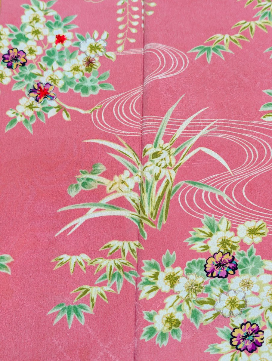 本日も2000円コーナーのアンティーク新入荷ご紹介です。 ピンク地に藤