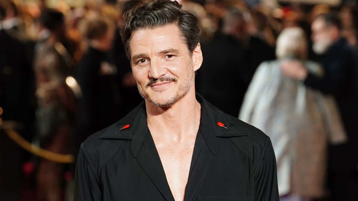 Dijo una vez Pedro Pascal: “Por mucho tiempo traté de hacerme pequeño, de no molestar, de no destacar demasiado. Hasta que me di cuenta de que si no te das tu propio espacio, nadie te lo dará. No te hagas invisible para hacer sentir cómodos a los demás. Brilla sin pedir