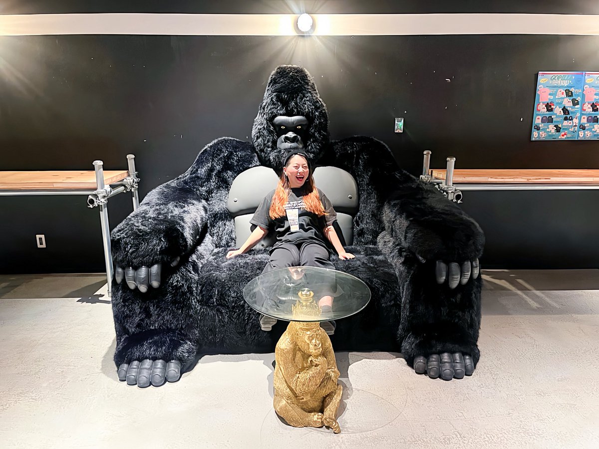 riorio516's tweet photo. 138万円のゴリラソファー🦍
⁡
座り心地、肌触り抜群でした！！！
そしてなんか縁起良さそう︎︎◝✩
⁡
ゴリラホールは令和のライブハウス
って感じ！

裏もかなりの充実度！
隅々まで心遣いが凄くて

楽屋に歯ブラシセット
置いててホテルかと思った笑 https://t.co/Ii13Vd5HTM