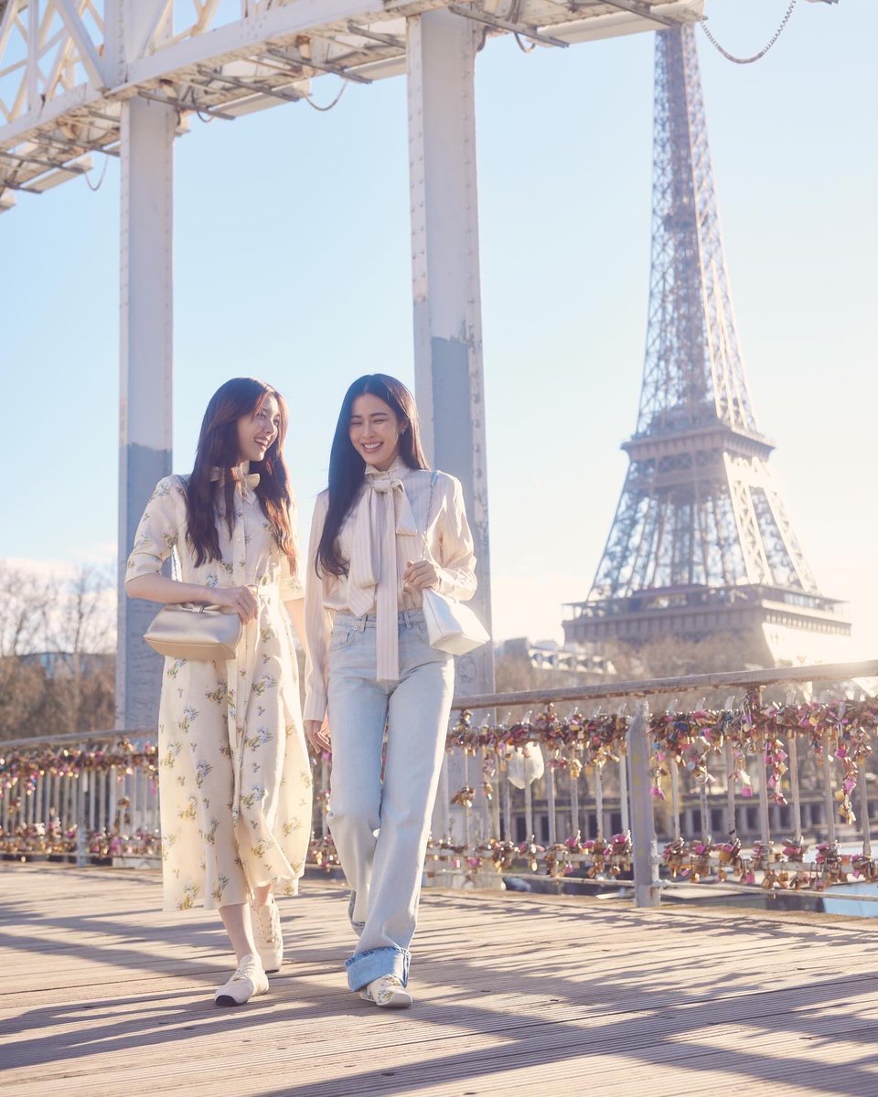 ท่ามกลางมนต์เสน่ห์ของนครหลวงแห่งแสงสว่างที่บรรจบกับความคลาสสิกเหนือกาลเวลา มหานครปารีสได้เปิดฉากต้อนรับความสง่างามบทใหม่จาก Dior อีกครั้ง เมื่อสองแบรนด์แอมบาสเดอร์สาว หลิงหลิง ศิริลักษณ์ และ ออม กรณ์นภัส ปรากฏตัวพร้อมสะกดทุกสายตาโดยมีหอไอเฟลอันตระการตาตั้งตระหง่านอยู่เบื้องหลัง