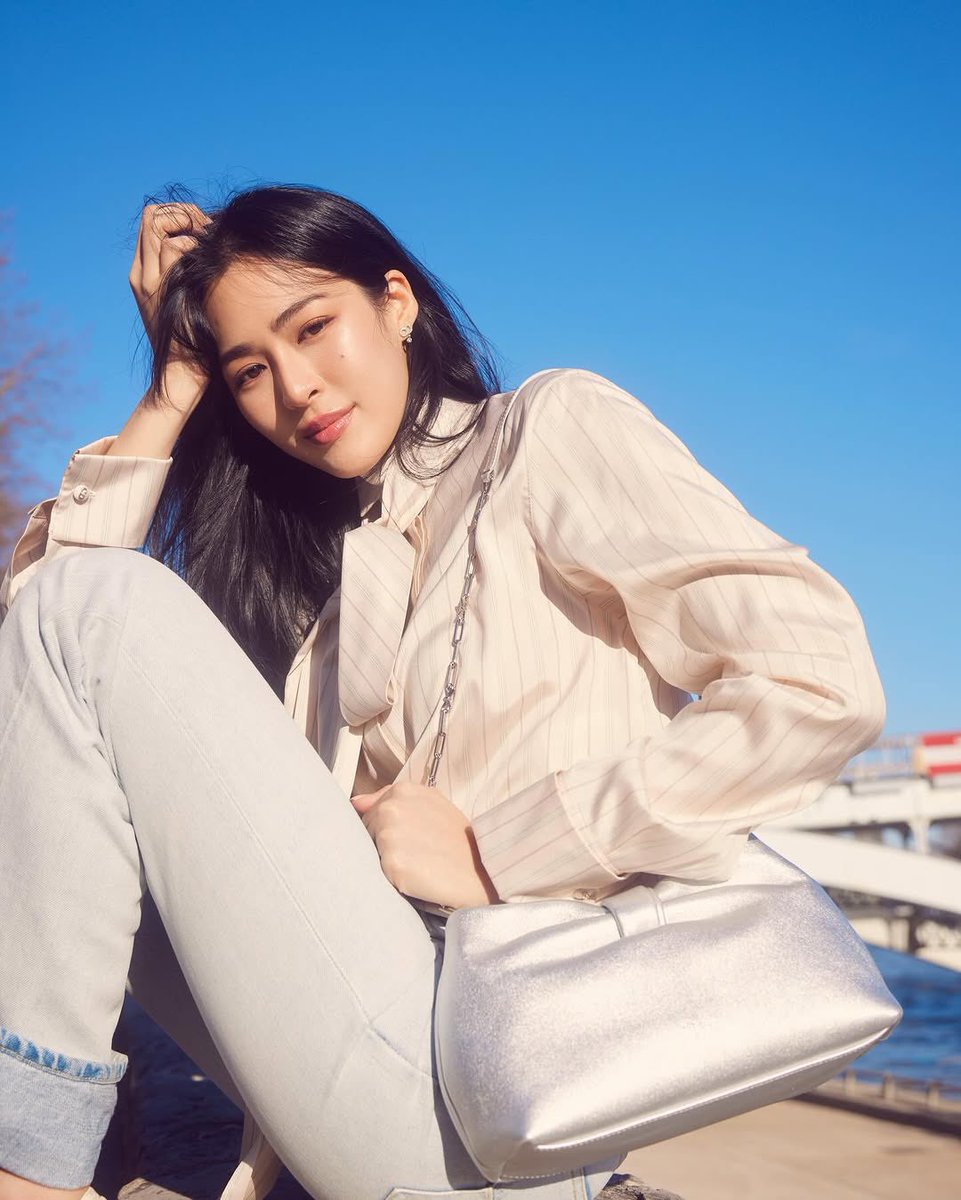 ท่ามกลางมนต์เสน่ห์ของนครหลวงแห่งแสงสว่างที่บรรจบกับความคลาสสิกเหนือกาลเวลา มหานครปารีสได้เปิดฉากต้อนรับความสง่างามบทใหม่จาก Dior อีกครั้ง เมื่อสองแบรนด์แอมบาสเดอร์สาว หลิงหลิง ศิริลักษณ์ และ ออม กรณ์นภัส ปรากฏตัวพร้อมสะกดทุกสายตาโดยมีหอไอเฟลอันตระการตาตั้งตระหง่านอยู่เบื้องหลัง