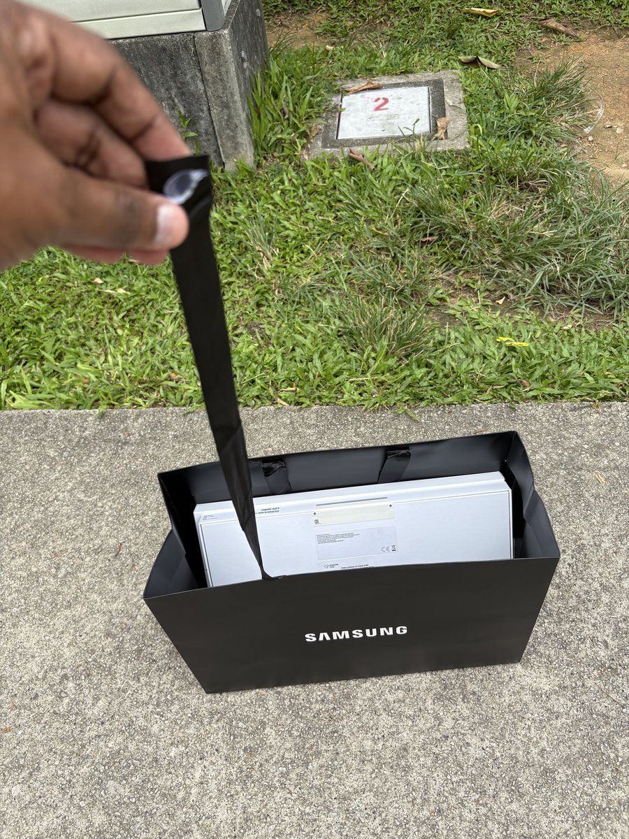 PRASANTDARA's tweet photo. @SamsungSG - you guys need to improve on the simple thing. Your paper bag doesn’t carry the load of Galaxy tab and keyboard. Very bad https://t.co/zp2Nkc7vqJ