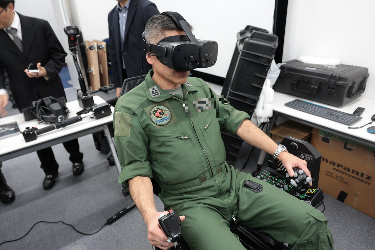 jasdf_adtc's tweet photo. #航空開発実験集団司令部 において、企業のご協力のもと可搬型 #フライトシミュレーター の勉強会を行いました
民生市販品の簡易的な器材ですが、没入感が高く、諸外国軍でも同様の器材が使用されているとのこと!
その他、フライトシミュレーターの動向なども知ることができ、有意義な機会となりました https://t.co/SAhkt97XAo